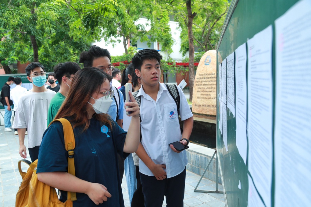 Hơn 1 triệu thí sinh làm thủ tục dự thi tốt nghiệp THPT 2023 - 2 Hơn 1 triệu thí sinh làm thủ tục dự thi tốt nghiệp THPT 2023 - 2