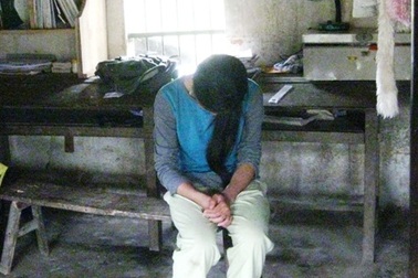 Cha đẻ bỏ trốn sau khi cưỡng hiếp con gái ruột