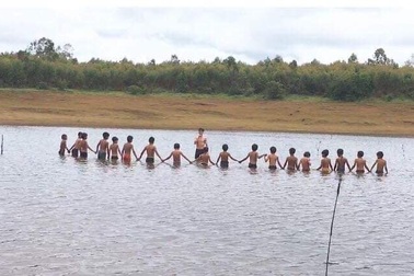 Sinh viên dạy học, dạy bơi miễn phí cho học sinh vùng cao dịp hè