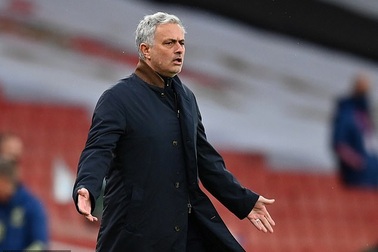 Nhận tối hậu thư, HLV Mourinho như ngồi trên đống lửa