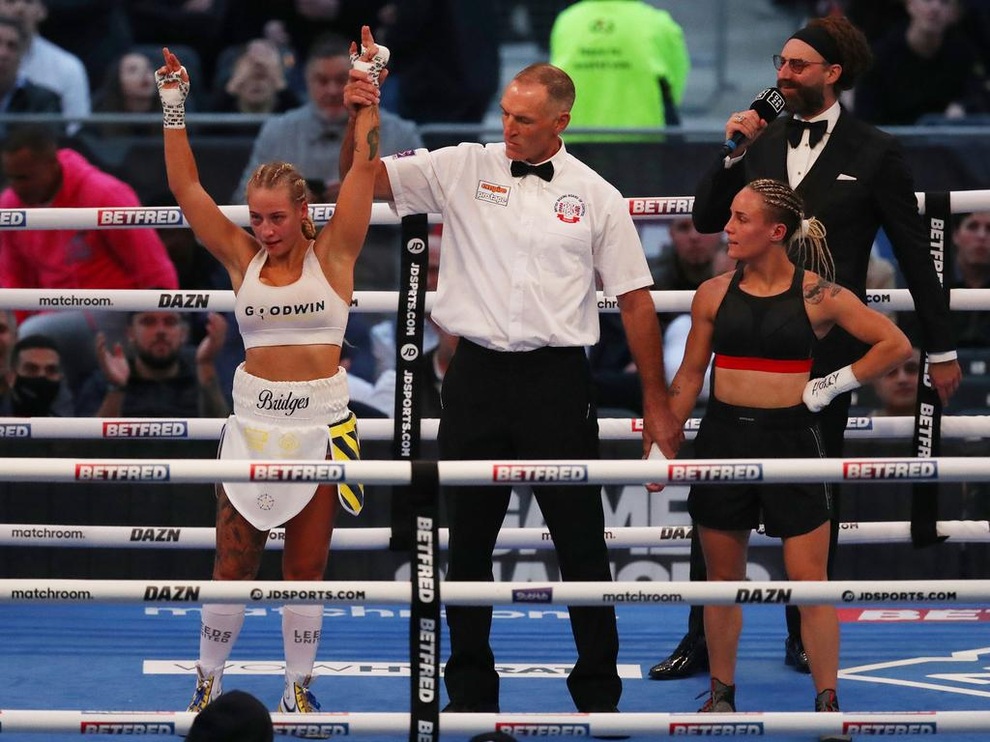 Quả bom tóc vàng chiến thắng trong trận so găng tại Anh - 2