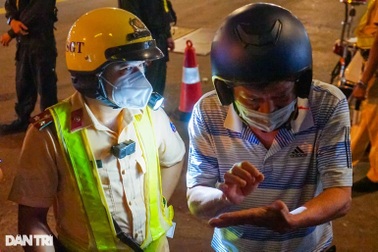 Bị phạt 7 triệu và tước giấy phép lái xe 22 tháng vì "tôi chỉ uống 3 lon"