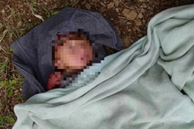 Bé gái sơ sinh bị bỏ rơi ở bìa rừng, kiến cắn khắp người