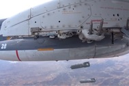 Xem tiêm kích Sukhoi thả bom không kích mục tiêu tại Syria