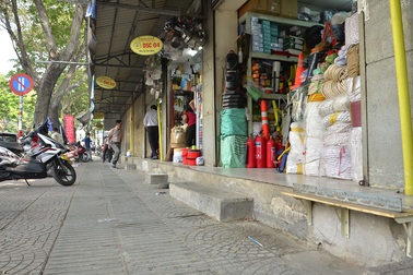 Tiểu thương chợ Dân Sinh đồng loạt trả lại vỉa hè