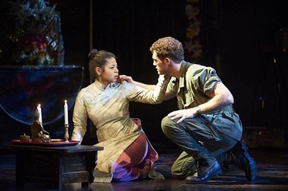Miss Saigon: Vở kịch về tình yêu, tình mẫu tử gây thổn thức suốt 30 năm - 5 Miss Saigon: Vở kịch về tình yêu, tình mẫu tử gây thổn thức suốt 30 năm - 5