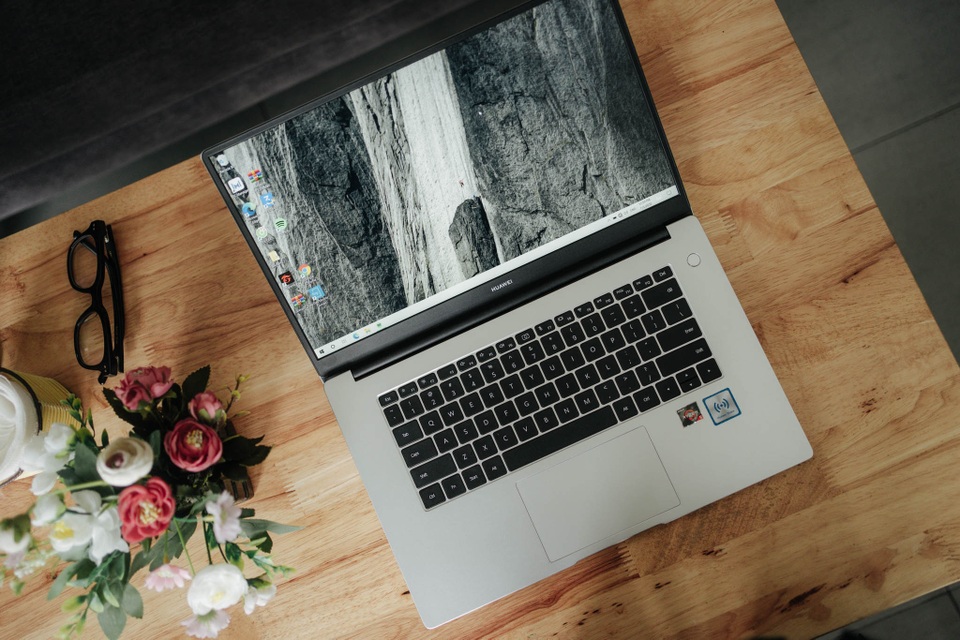 Trên tay Huawei MateBook D 15 - laptop đẹp và mạnh mẽ, giá 15,99 triệu đồng - 3 Trên tay Huawei MateBook D 15 - laptop đẹp và mạnh mẽ, giá 15,99 triệu đồng - 3