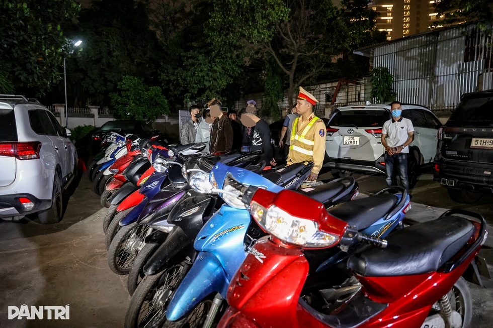 Gần 100 cảnh sát tuần tra truy bắt quái xế trong đêm - 9 Gần 100 cảnh sát tuần tra truy bắt quái xế trong đêm - 9