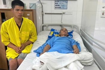 Chàng trai trẻ gặp nạn nguy kịch, mẹ ung thư dừng điều trị để cứu con