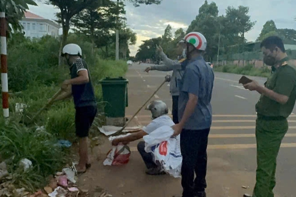 Vụ mùi lạ khiến cô giáo ngất xỉu: Nghi phát tán từ bãi rác tự phát - 2 Vụ mùi lạ khiến cô giáo ngất xỉu: Nghi phát tán từ bãi rác tự phát - 2