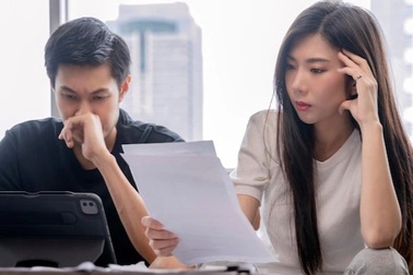 Đêm tân hôn nhìn danh sách mừng cưới, tôi quyết định "đòi nợ" trên Facebook