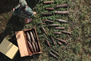 Tháo gỡ thành công gần 400 quả đạn, pháo dưới gầm cầu