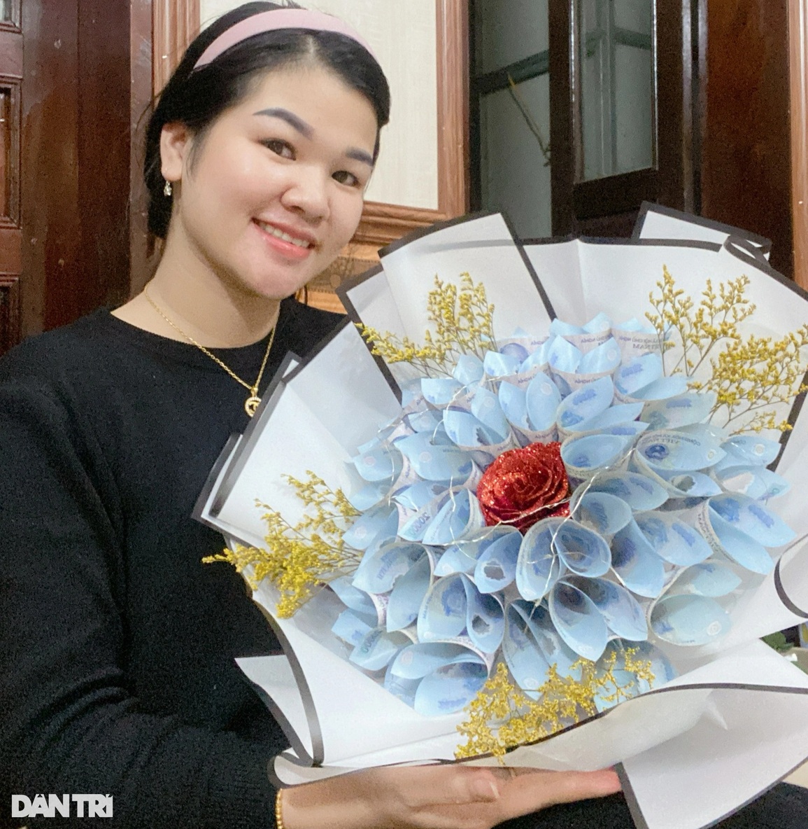 Vị khách gây sốt với bó hoa đồng tiền tặng mẹ giá 102 triệu đồng - 4 Vị khách gây sốt với bó hoa đồng tiền tặng mẹ giá 102 triệu đồng - 4