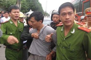 Tài xế tông công an, cố thủ nhốt 40 hành khách trong xe