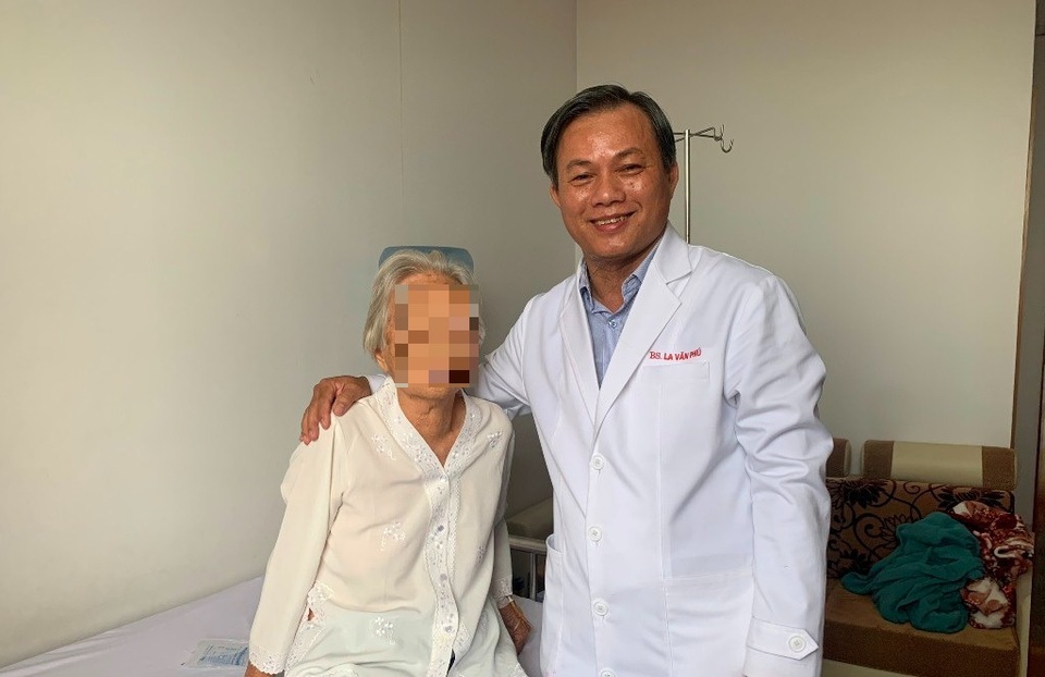 Cần Thơ: Phẫu thuật nội soi khối u nặng gần 3kg cho cụ bà 93 tuổi - 2 Cần Thơ: Phẫu thuật nội soi khối u nặng gần 3kg cho cụ bà 93 tuổi - 2