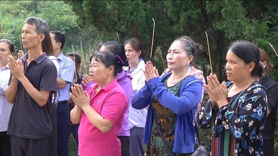 Hình ảnh cảm động người dân phố núi biên giới Mường Khương viếng liệt sĩ - 7 Hình ảnh cảm động người dân phố núi biên giới Mường Khương viếng liệt sĩ - 7