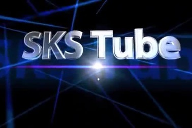 Sao Hollywood - Ngực siêu phẳng vẫn diện váy cổ trễ