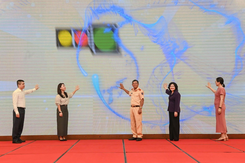Thứ trưởng Nguyễn Thị Hà: Chung tay xây dựng ý thức, văn hóa giao thông - 2 Thứ trưởng Nguyễn Thị Hà: Chung tay xây dựng ý thức, văn hóa giao thông - 2
