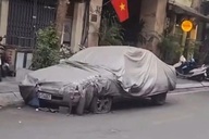 Cẩu, kéo chiếc ô tô phủ bạt, "nằm lì" suốt nhiều năm trên phố Bát Sứ