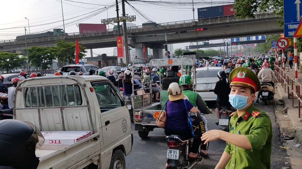 Người dân ùn ùn trở lại Hà Nội, CSGT căng mình giữ đường thông suốt - 9 Người dân ùn ùn trở lại Hà Nội, CSGT căng mình giữ đường thông suốt - 9