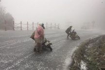 Hàng loạt phương tiện trượt ngã trên đỉnh Ô Quý Hồ do băng tuyết trơn trượt