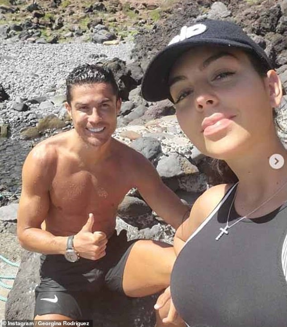 Ronaldo's girlfriend shows off her seductive curves in new promotional photos - 6