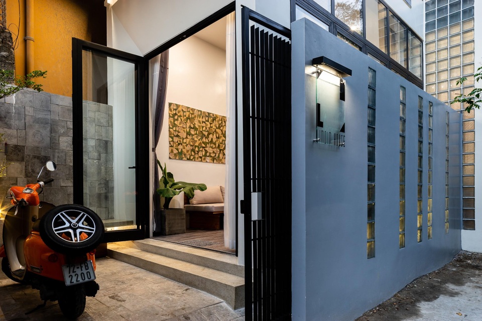 Ngôi nhà ở Sài Gòn xây trên đất méo gây ấn tượng vì thiết kế đẹp không ngờ - 3