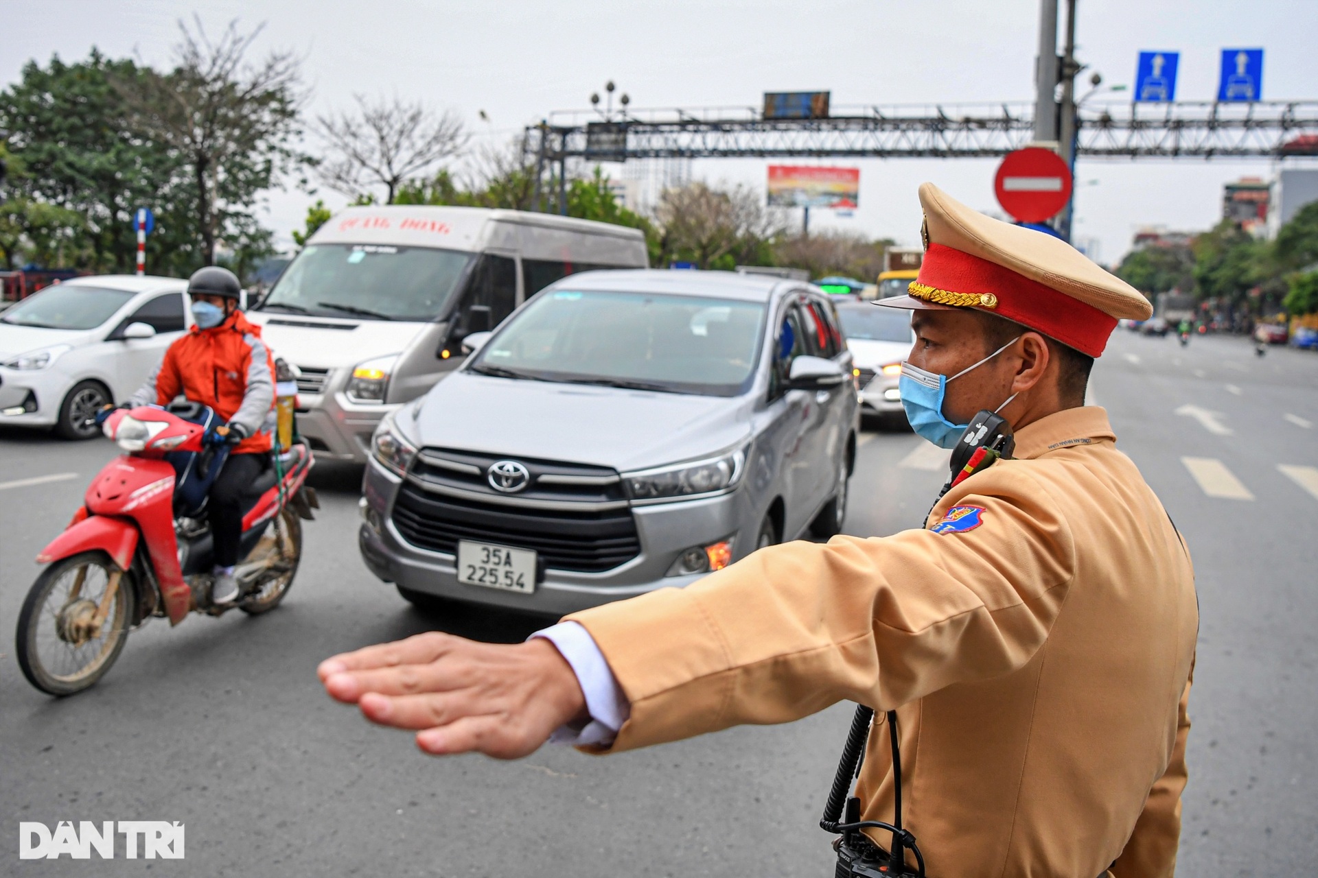 Những chiến sĩ áo vàng căng mình điều tiết giao thông ngày cuối năm - 4 Những chiến sĩ áo vàng căng mình điều tiết giao thông ngày cuối năm - 4