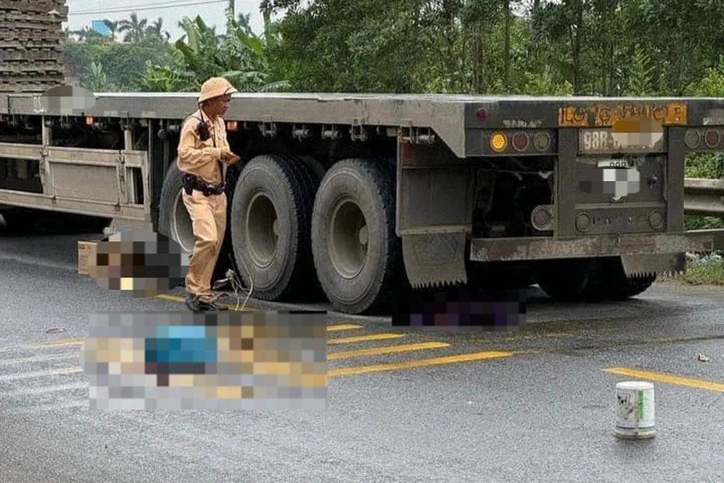 Hà Nội: Người đàn ông tử vong dưới gầm xe container - 1 Hà Nội: Người đàn ông tử vong dưới gầm xe container - 1