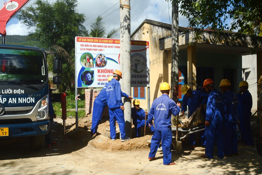 Hơn 4 tỷ đồng đưa điện lưới quốc gia về làng đồng bào Chăm Hroi - 1 Hơn 4 tỷ đồng đưa điện lưới quốc gia về làng đồng bào Chăm Hroi - 1