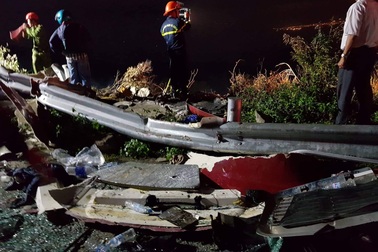 2 xe bồn chạy ngược chiều đấu đầu, lao xuống vực, bốc cháy