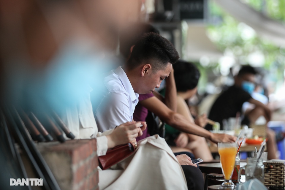 Nhiều người Hà Nội vẫn quá thờ ơ với dịch bệnh Covid-19 - 7 Nhiều người Hà Nội vẫn quá thờ ơ với dịch bệnh Covid-19 - 7