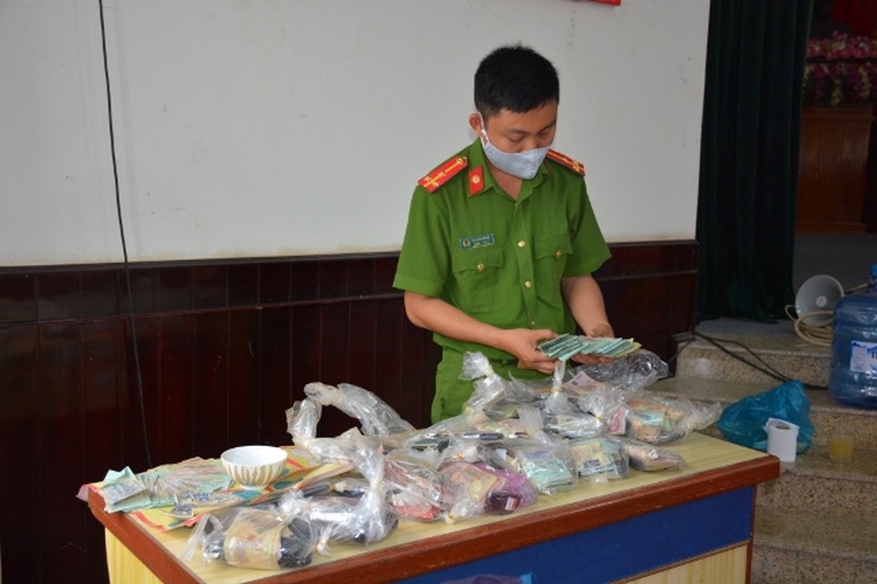 Triệt phá sới bạc giữa rừng phòng hộ, thu giữ 400 triệu đồng - 3 Triệt phá sới bạc giữa rừng phòng hộ, thu giữ 400 triệu đồng - 3