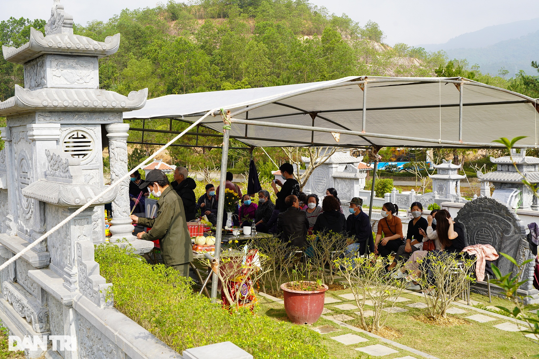 Người dân tấp nập đi tảo mộ dịp cuối năm - 8 Người dân tấp nập đi tảo mộ dịp cuối năm - 8