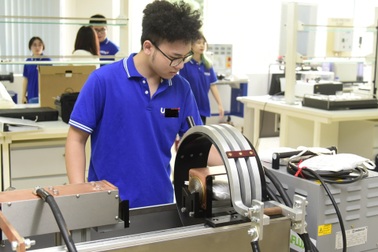 Thợ thay dầu, bơm lốp máy bay lương 15-20 triệu đồng/tháng