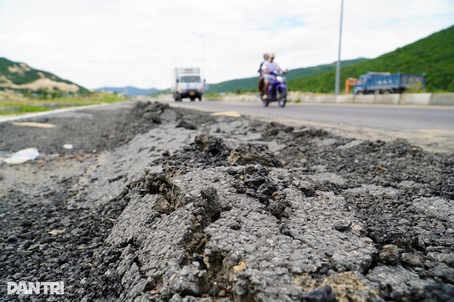 Người dân vấp chi chít “ổ gà”, ngã nhào trên đường 260 tỷ đồng mới bàn giao - 4 Người dân vấp chi chít “ổ gà”, ngã nhào trên đường 260 tỷ đồng mới bàn giao - 4
