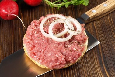 Món ăn “kinh dị” vừa nghe đã rợn người: Thưởng thức thịt lợn sống