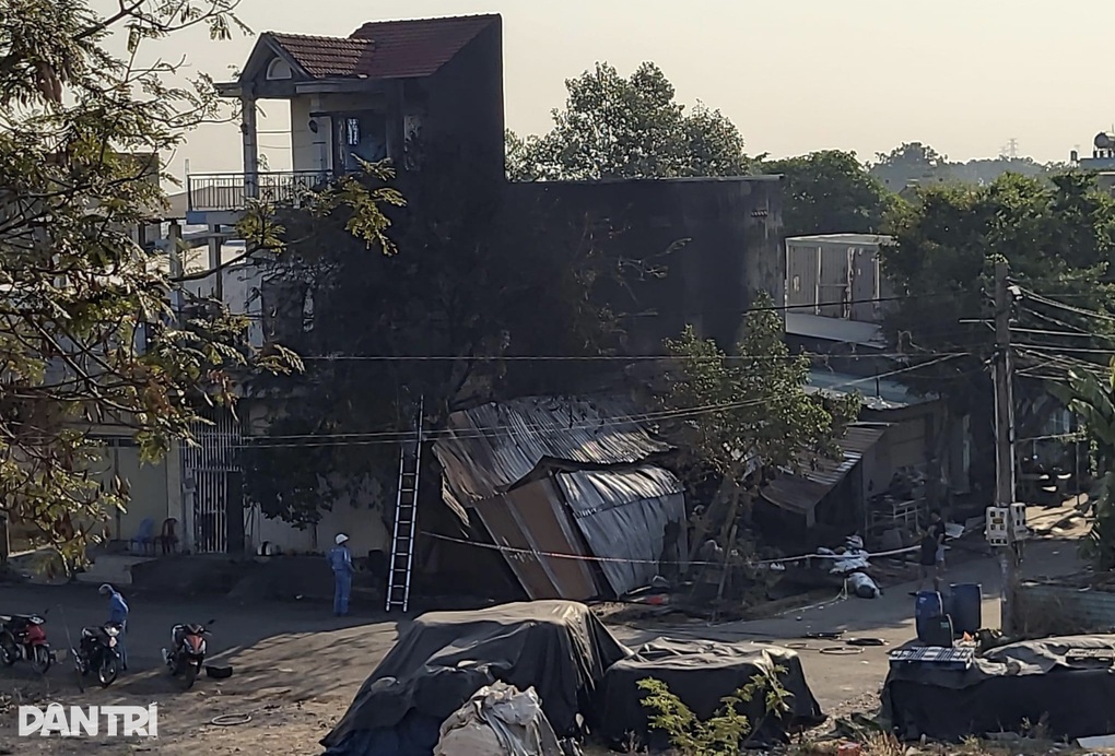 Kho chứa dây giày bốc cháy ngùn ngụt trong đêm - 1 Kho chứa dây giày bốc cháy ngùn ngụt trong đêm - 1