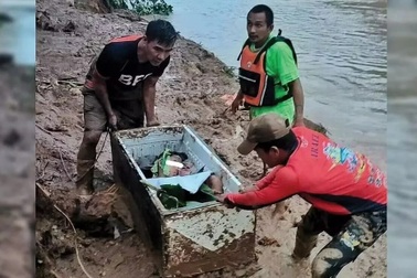 May mắn sống sót sau trận lở đất kinh hoàng nhờ nhanh trí trốn vào tủ lạnh