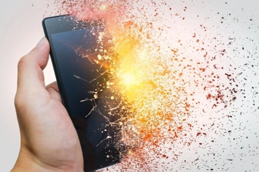Thiếu niên bị nát tay trái do nổ điện thoại