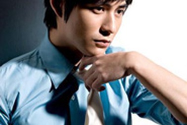 Châu Du Dân quảng cáo… son môi!