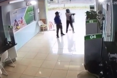 Xem lại giây phút bảo vệ ngân hàng đối mặt với kẻ dùng súng chĩa thẳng vào người