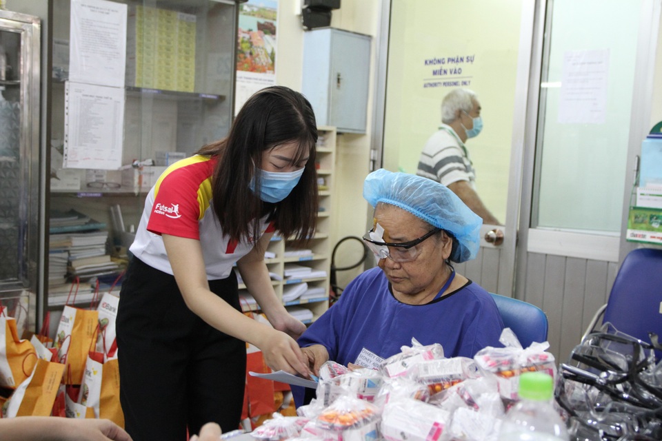 HDBank tiếp tục hành trình mang lại ánh sáng cho người nghèo - 3 HDBank tiếp tục hành trình mang lại ánh sáng cho người nghèo - 3