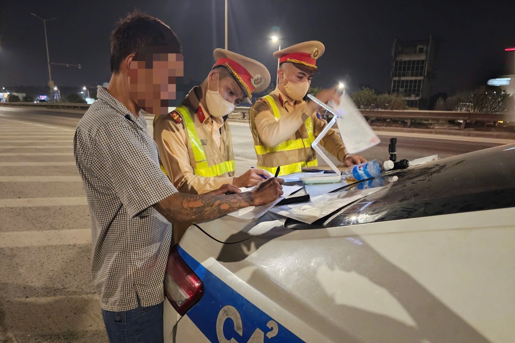 Kiểm tra ô tô trên Vành đai 3, CSGT phát hiện tài xế dương tính với ma túy - 2 Kiểm tra ô tô trên Vành đai 3, CSGT phát hiện tài xế dương tính với ma túy - 2