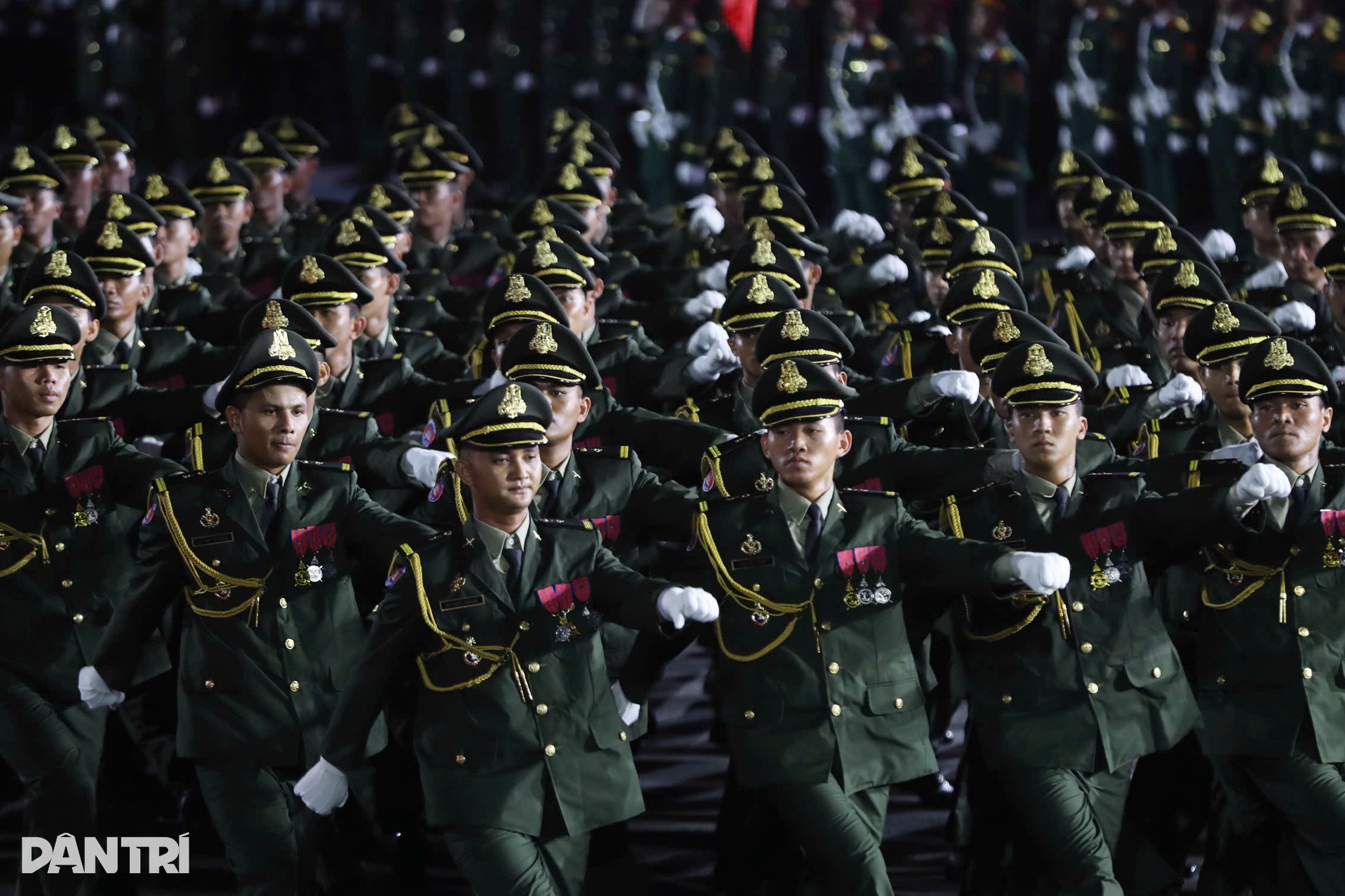 View - Đoàn quân diễu binh trùng trùng như sóng tại buổi sơ duyệt đại lễ 30/4 | Báo Dân trí