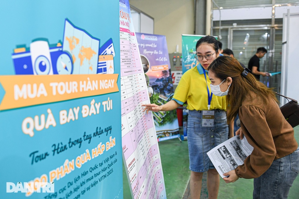 Hàng nghìn người xếp hàng săn tour du lịch giá rẻ tại Hà Nội - 7 Hàng nghìn người xếp hàng săn tour du lịch giá rẻ tại Hà Nội - 7
