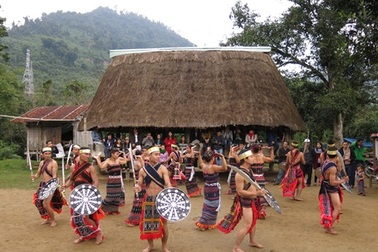 Đồng bào Cơ tu làm du lịch