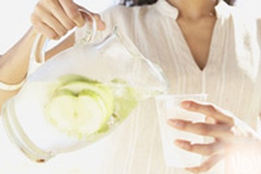 Uống quá nhiều nước cũng nguy hiểm?  