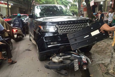 Hà Nội: May mắn thoát chết khi bị xe Range Rover “nuốt” vào gầm