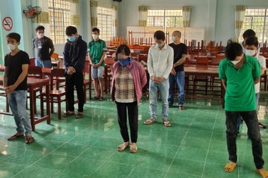 Tụ tập đánh bạc trong mùa dịch, 11 đối tượng bị xử phạt trên 160 triệu đồng